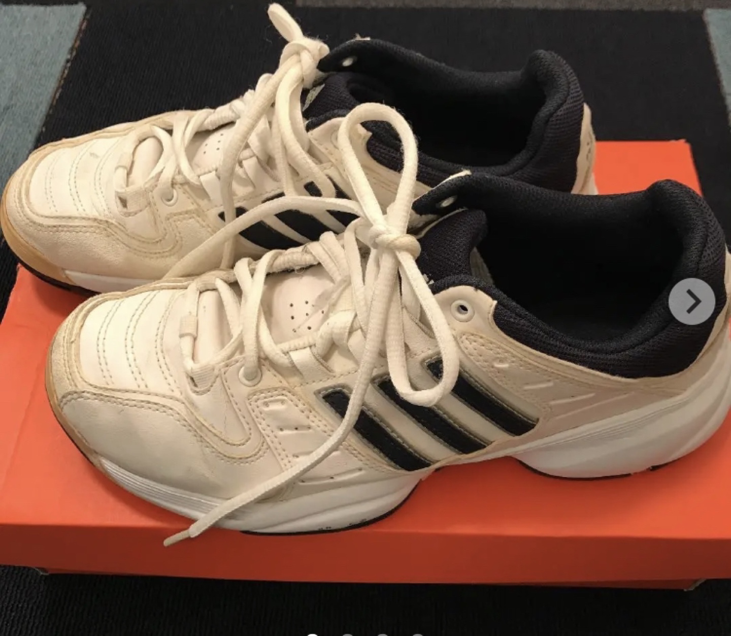 adidas 軽量スニーカー