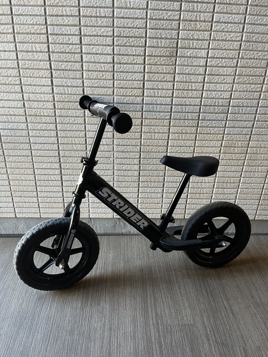 ストライダー黒