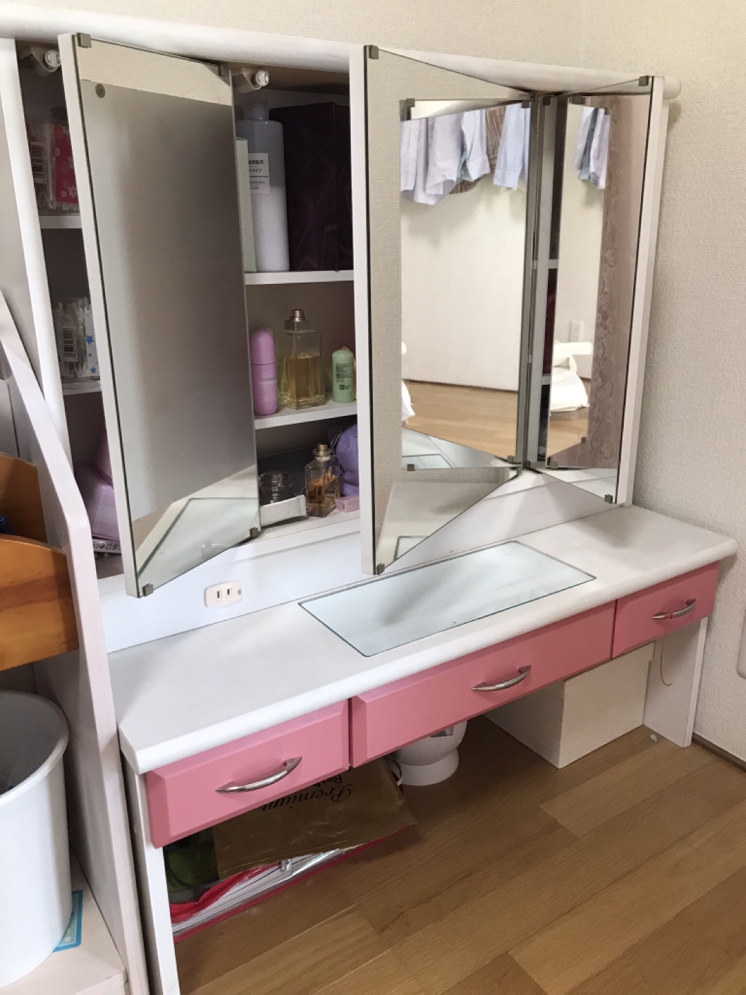 ピンクのドレッサーの写真2枚目