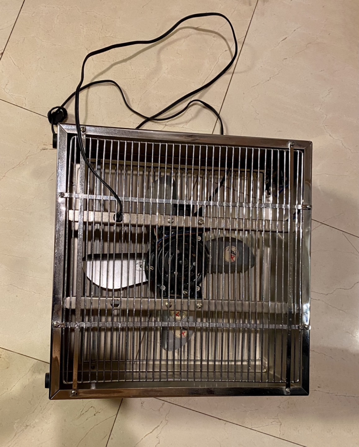ヴィンテージ　扇風機／換気扇　シルバー色の写真5枚目