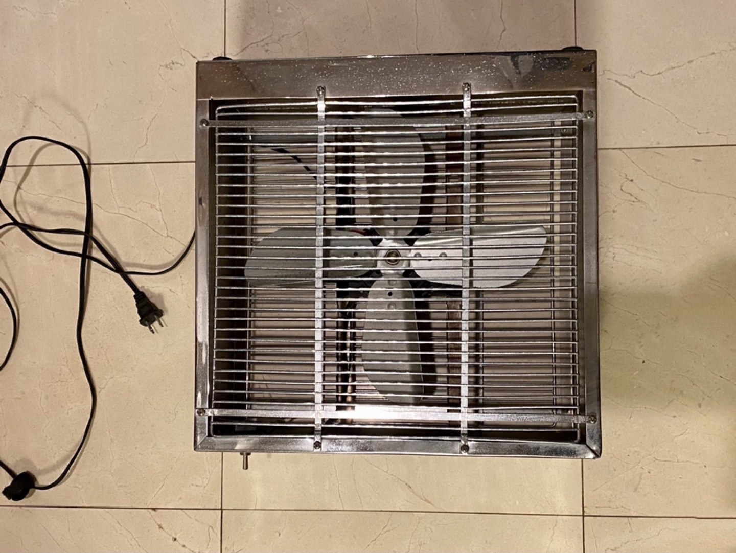 ヴィンテージ　扇風機／換気扇　シルバー色の写真4枚目