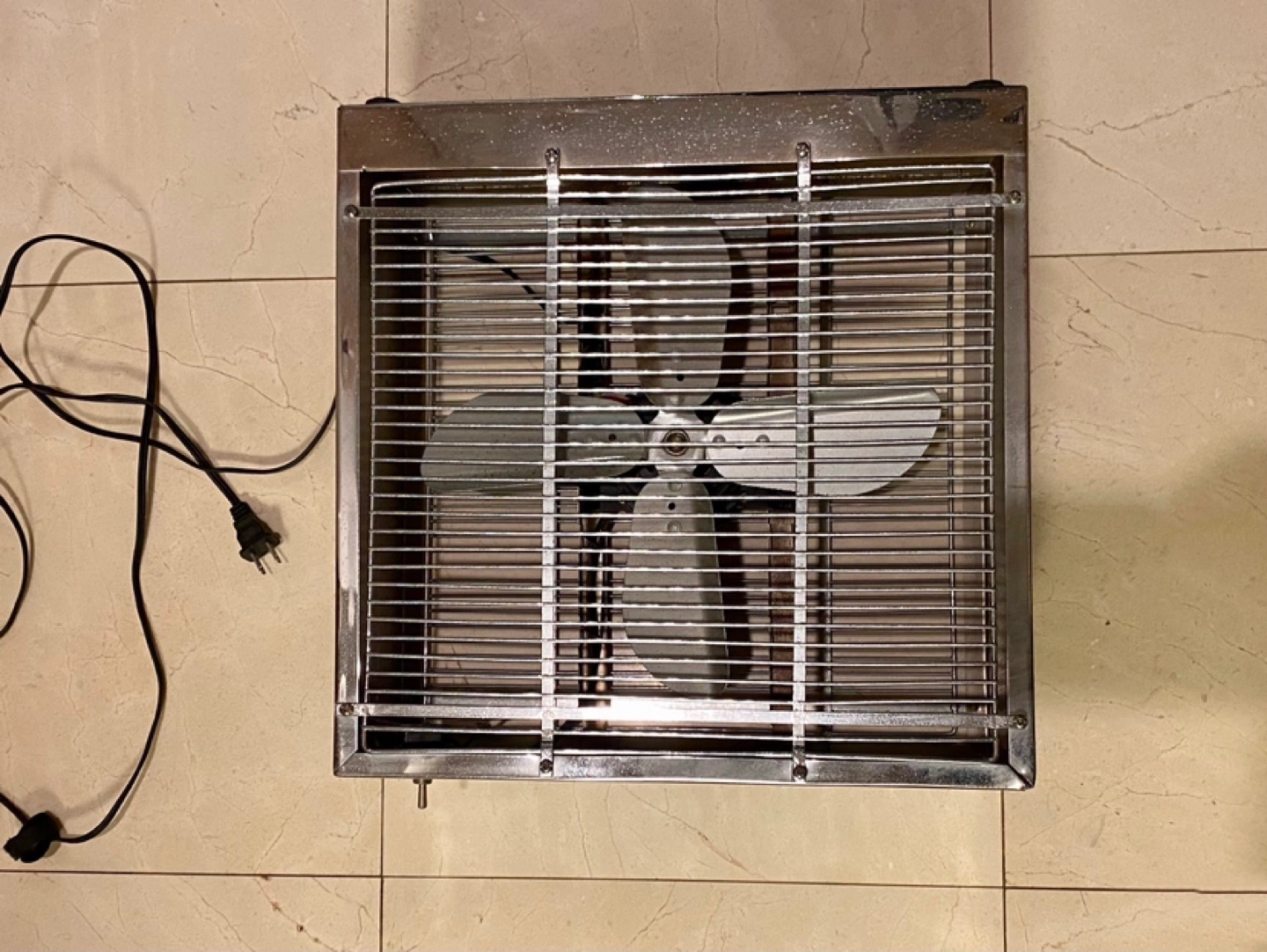 ヴィンテージ 扇風機/換気扇 シルバー色の写真4枚目