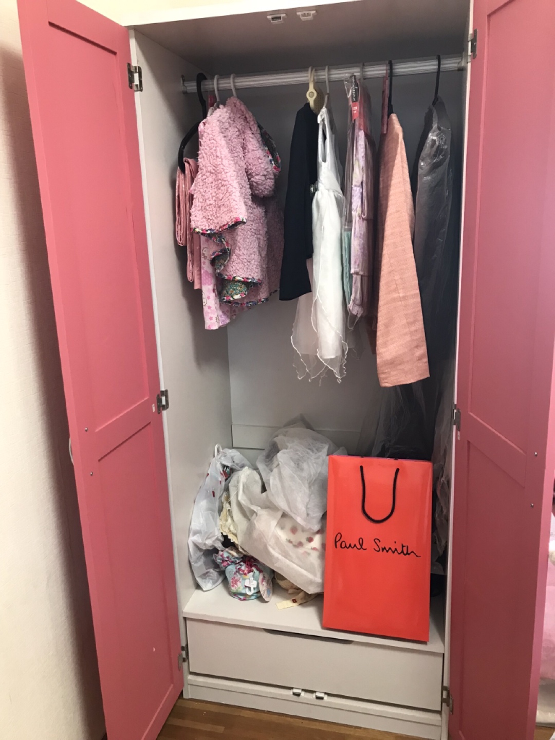 ピンクのワードローブの写真2枚目