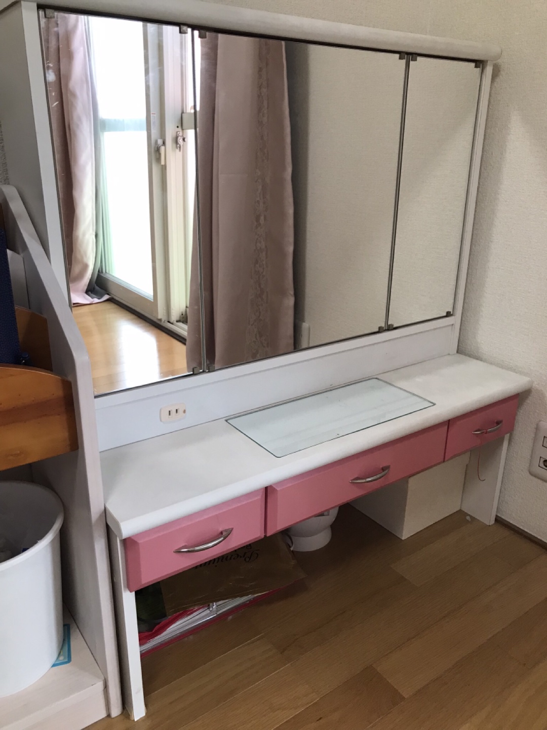 ピンクのドレッサー