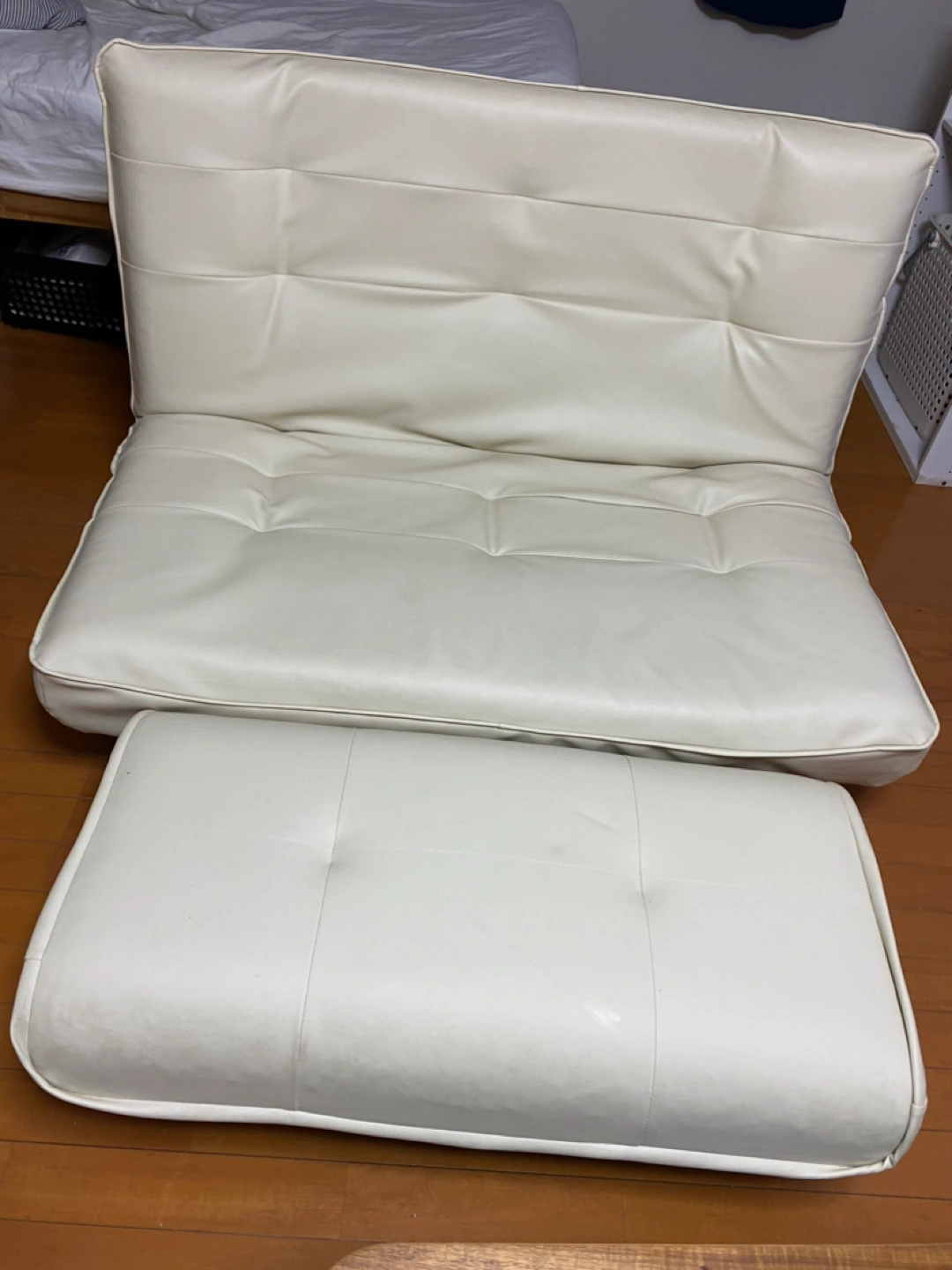 2人掛け PVCレザーのソファーとオットマン