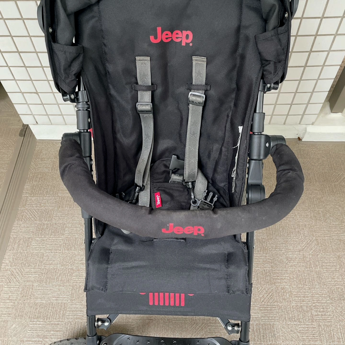 Jeep B型 ベビーカー 赤 フロントバー付 JS-WLST-JN1 7ヶ月〜3歳