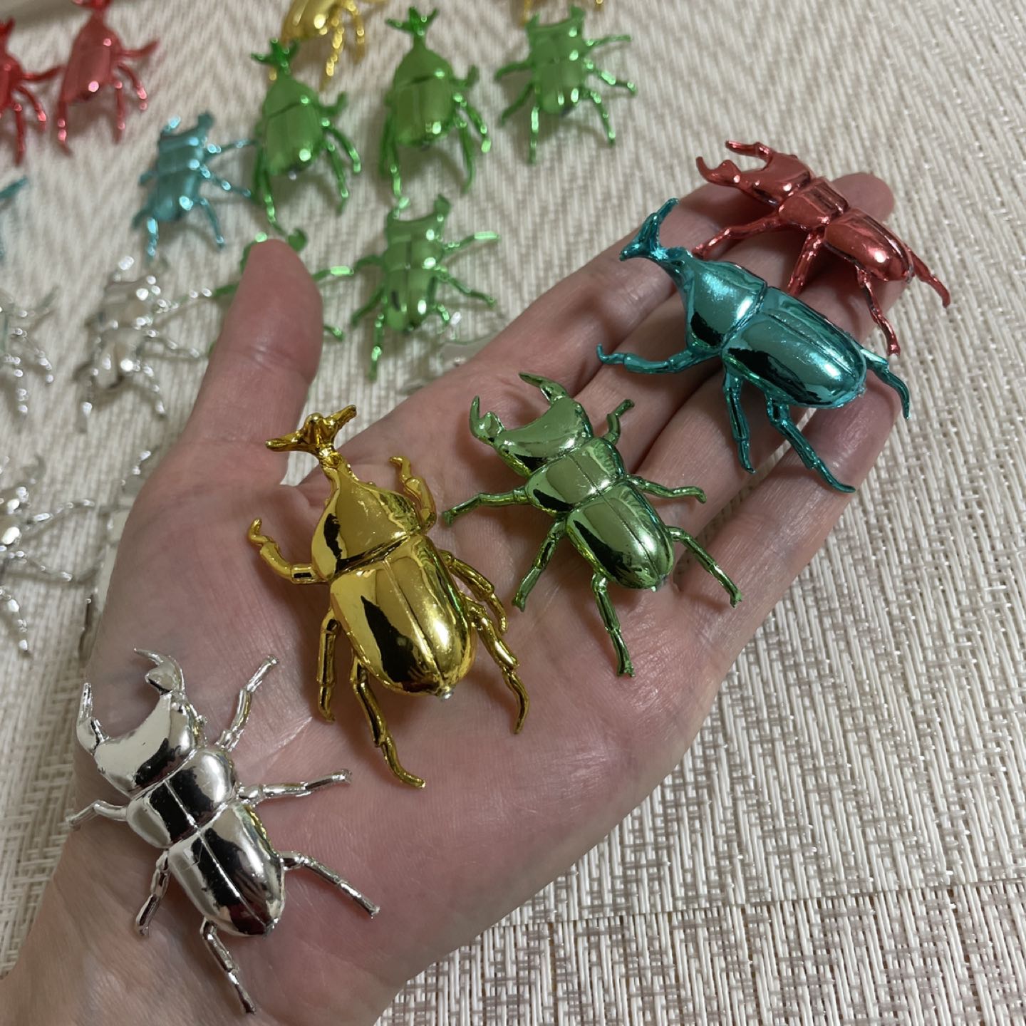 水に浮きます！キラピカ昆虫　23個アソートセットでの写真3枚目