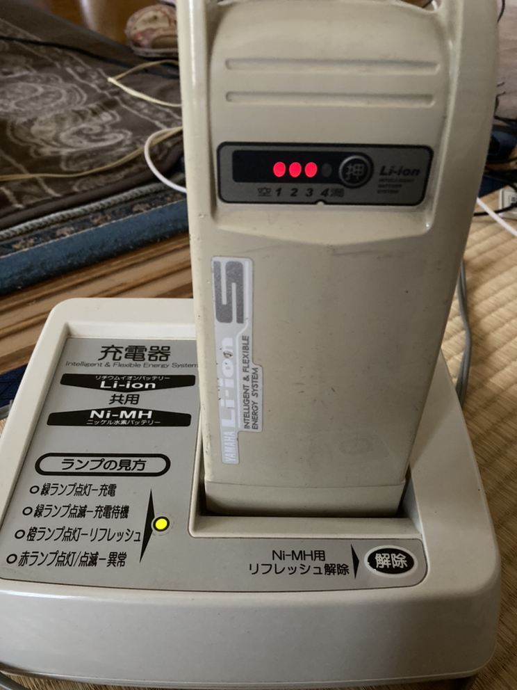 電動自転車の充電器とバッテリーの写真3枚目