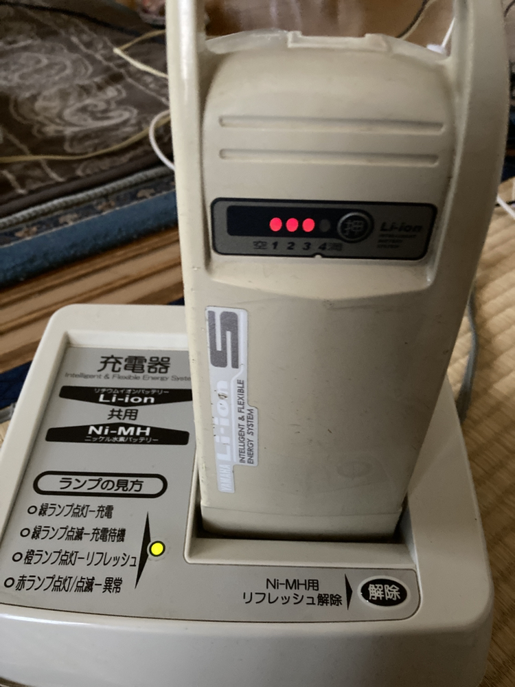 電動自転車の充電器とバッテリーの写真4枚目
