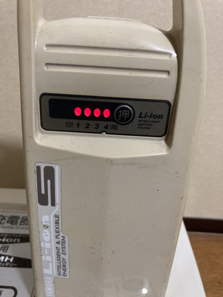 電動自転車の充電器とバッテリーの写真5枚目