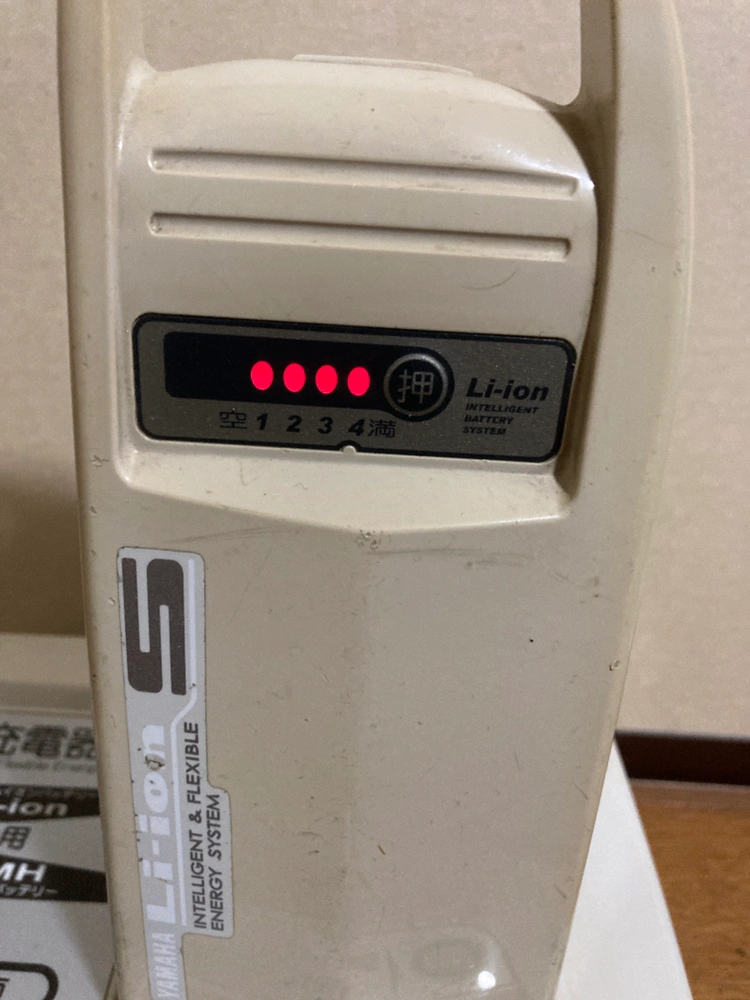 電動自転車の充電器とバッテリーの写真5枚目