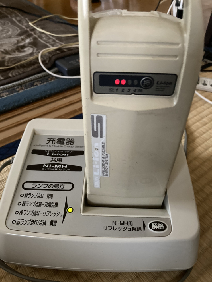 電動自転車の充電器とバッテリーの写真2枚目