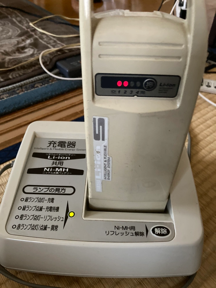 電動自転車の充電器とバッテリーの写真2枚目