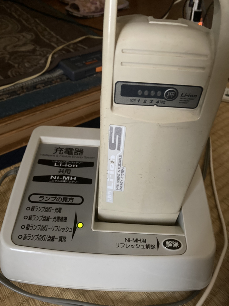 電動自転車の充電器とバッテリー