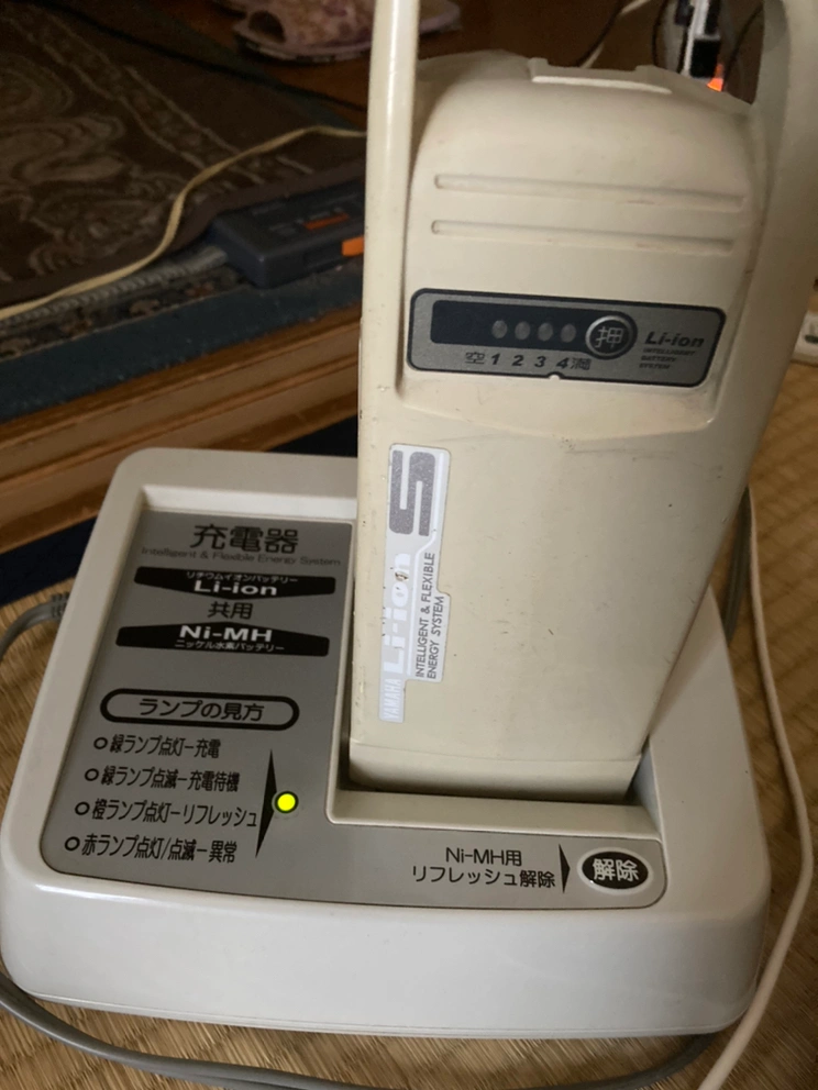 電動自転車の充電器とバッテリー