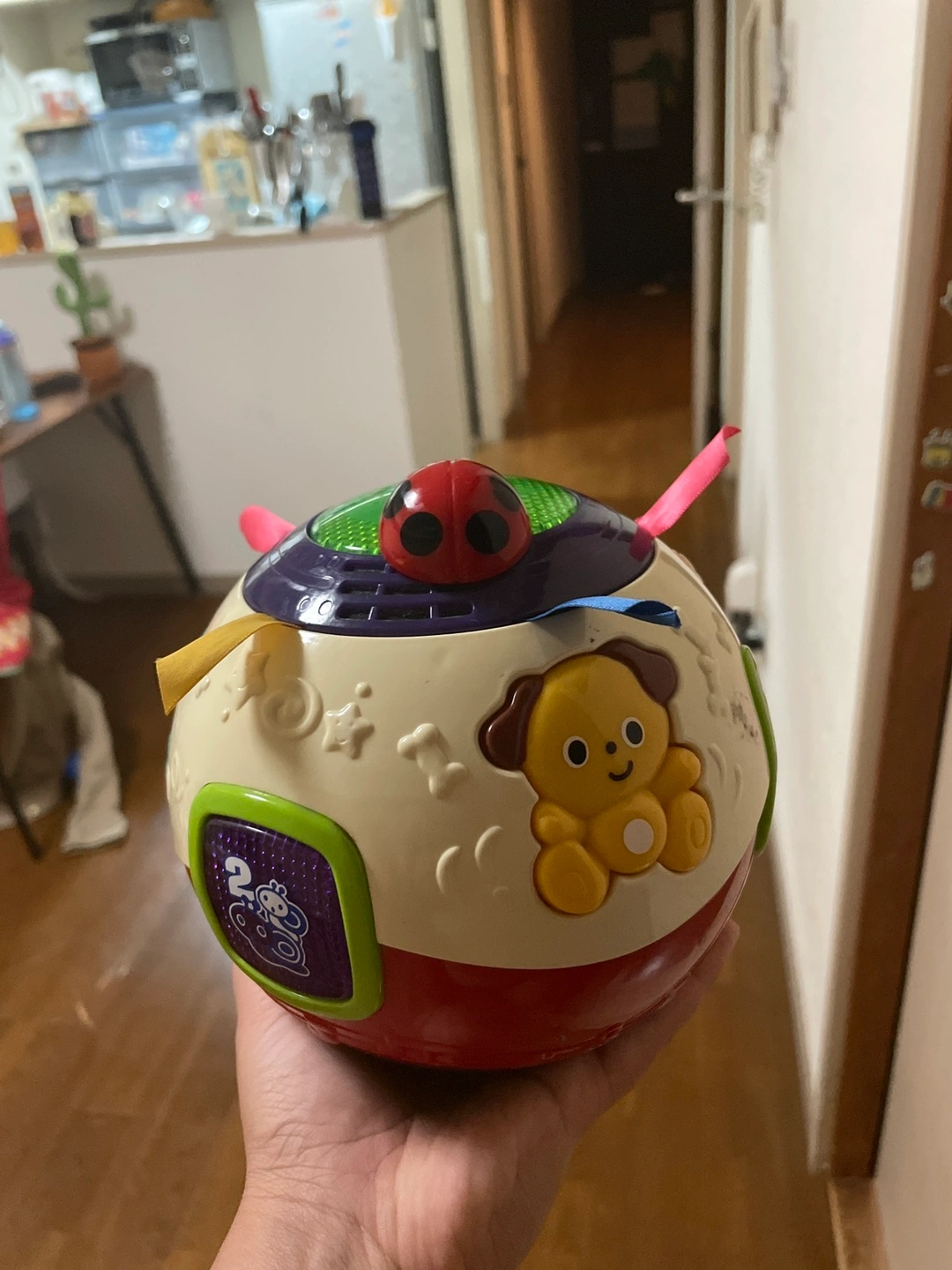 転がるおもちゃと完全に機能