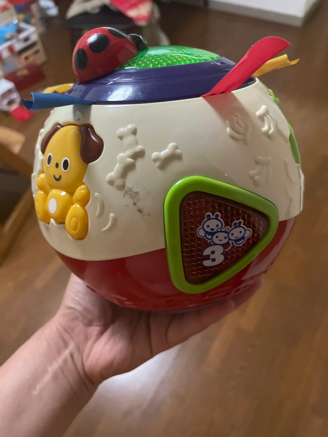 転がるおもちゃと完全に機能の写真4枚目
