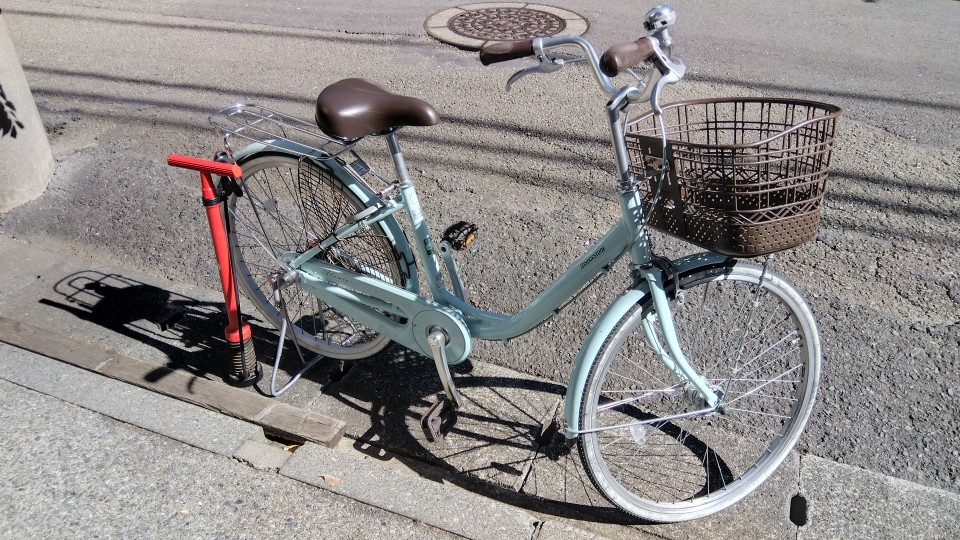 24インチ自転車と空気入れ