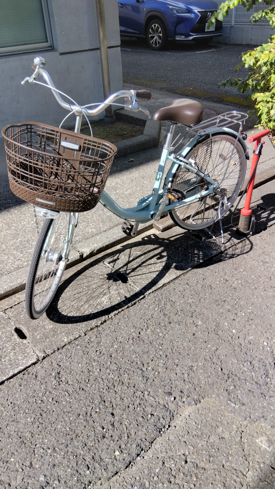 24インチ自転車と空気入れの写真2枚目