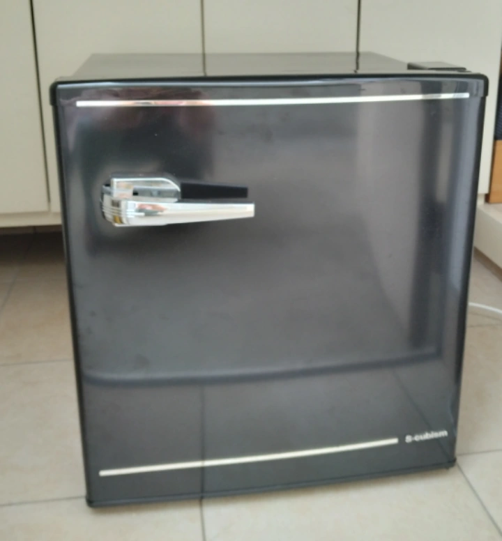 お届けします 美品 レトロテイスト 小型冷蔵庫