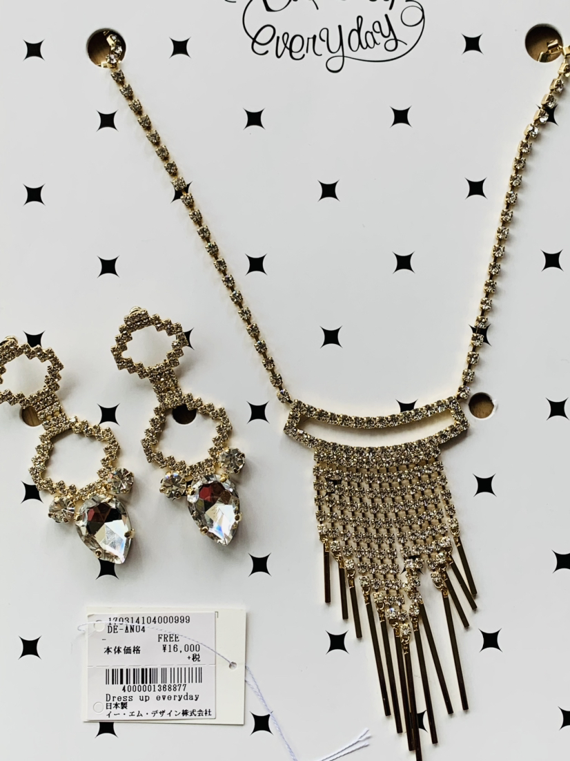 e.m  ピアス＆ネックレス　１回のみ使用　パーティー、クリスマス