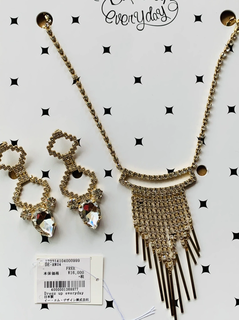 e.m ピアス&ネックレス 1回のみ使用 パーティー、クリスマス
