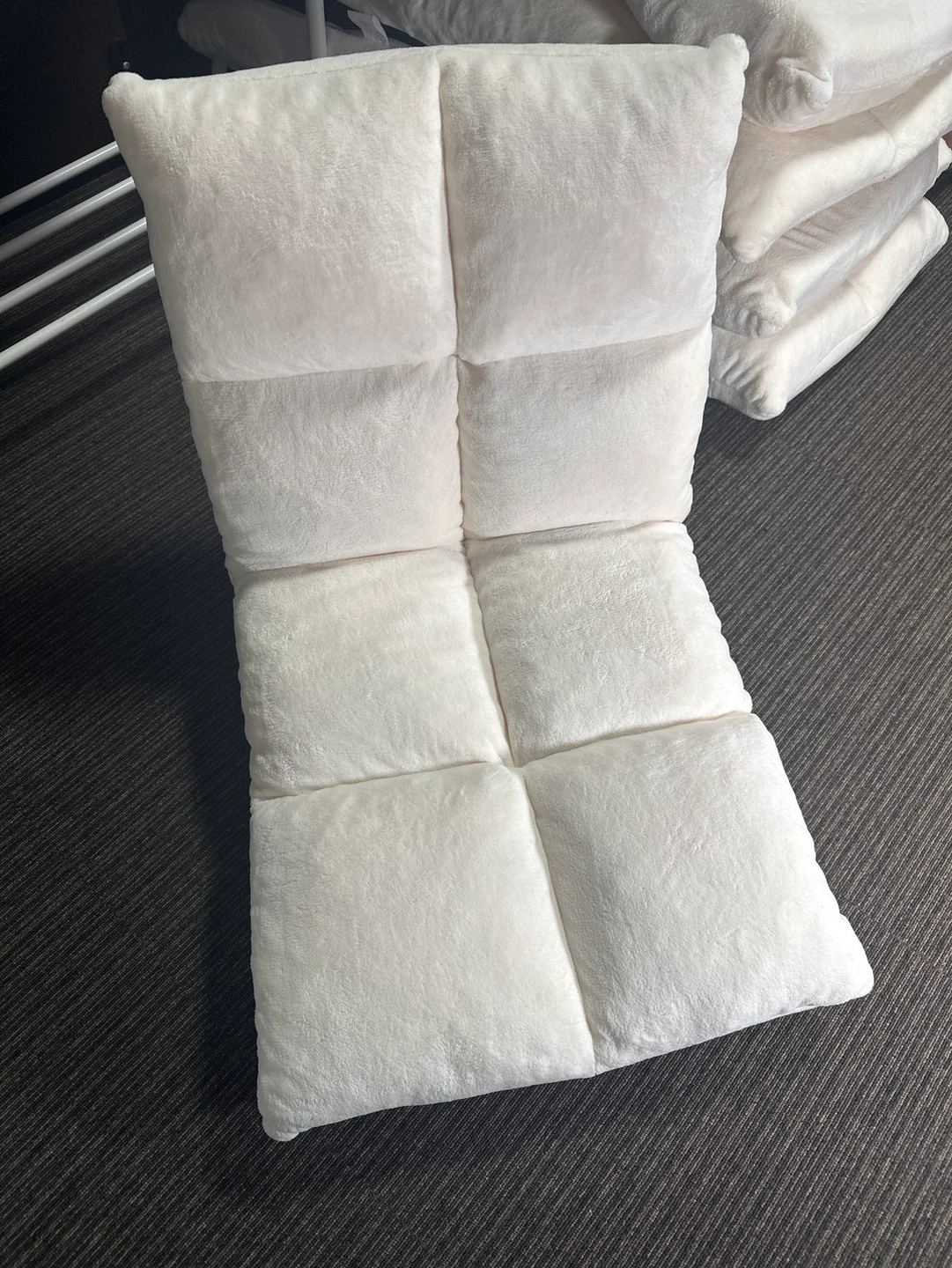 ほぼ未使用❗️ふかふか座椅子 サイズ大きめフラットタイプの写真2枚目