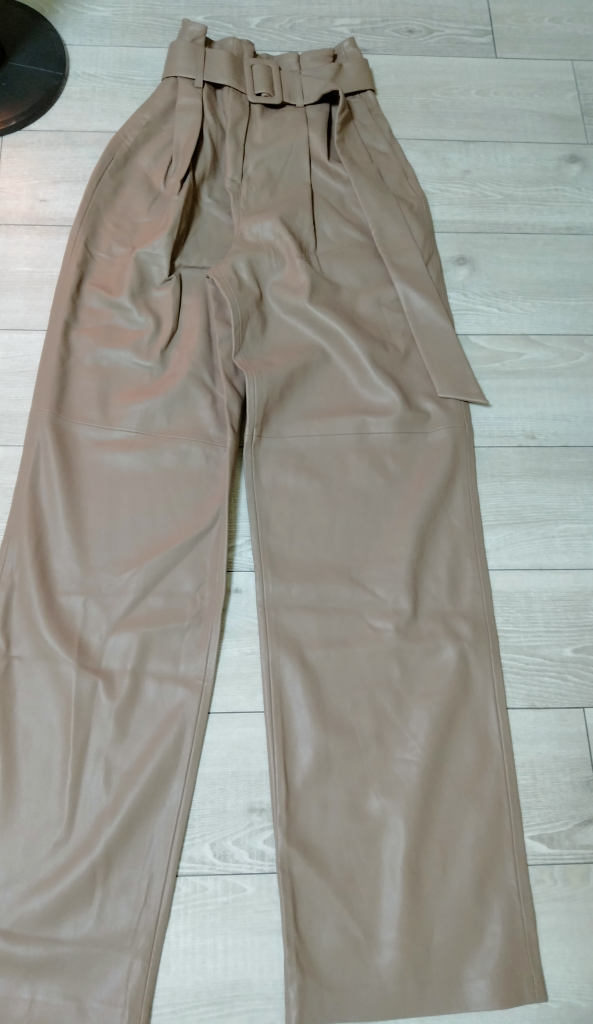 【 MANGO 新品 】フェイクレザーパンツ