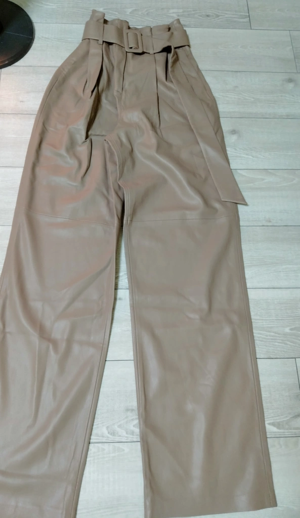 【 MANGO 新品 】フェイクレザーパンツ
