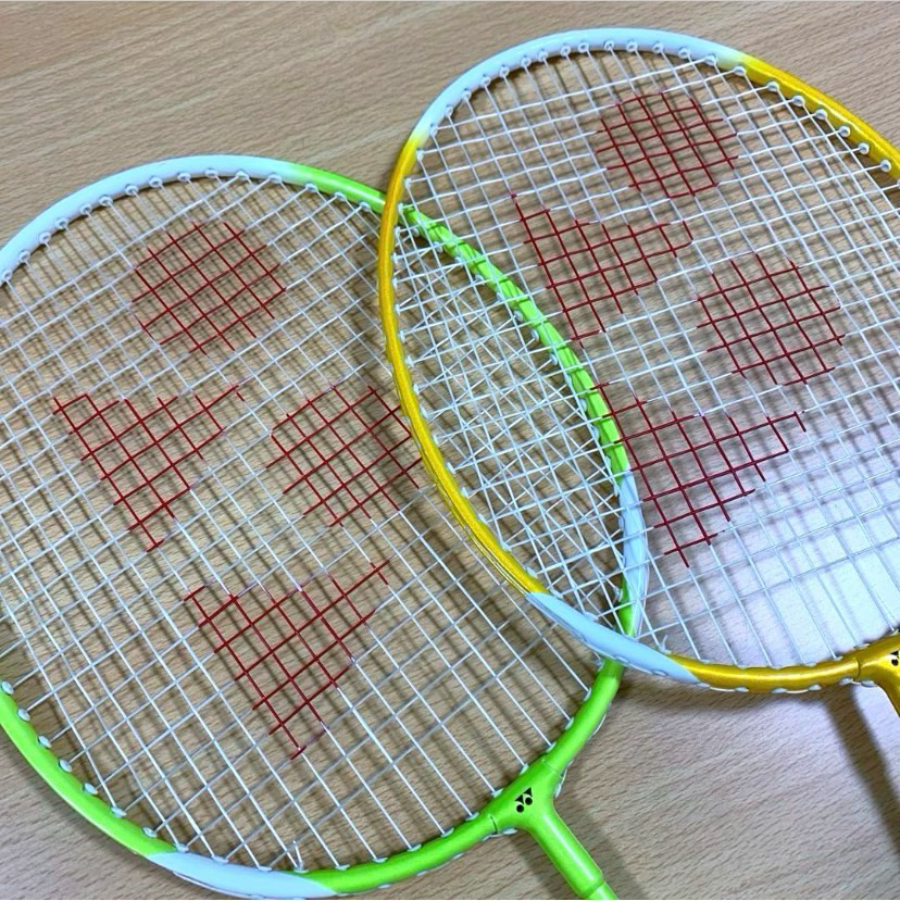 YONEX  バドミントン ラケット 羽の写真2枚目