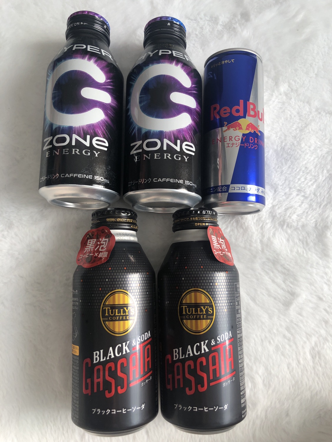 エナジードリンク×3本、ブラックコーヒーソーダ×2本
