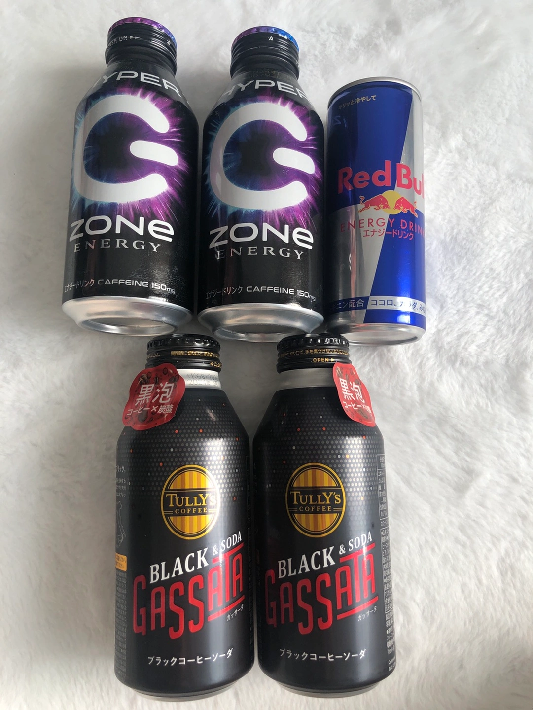 エナジードリンク×3本、ブラックコーヒーソーダ×2本