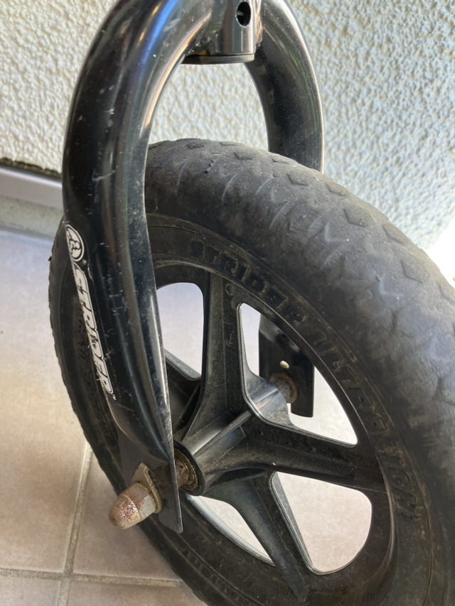 ストライダー 足蹴りバイク 二輪車 赤の写真5枚目