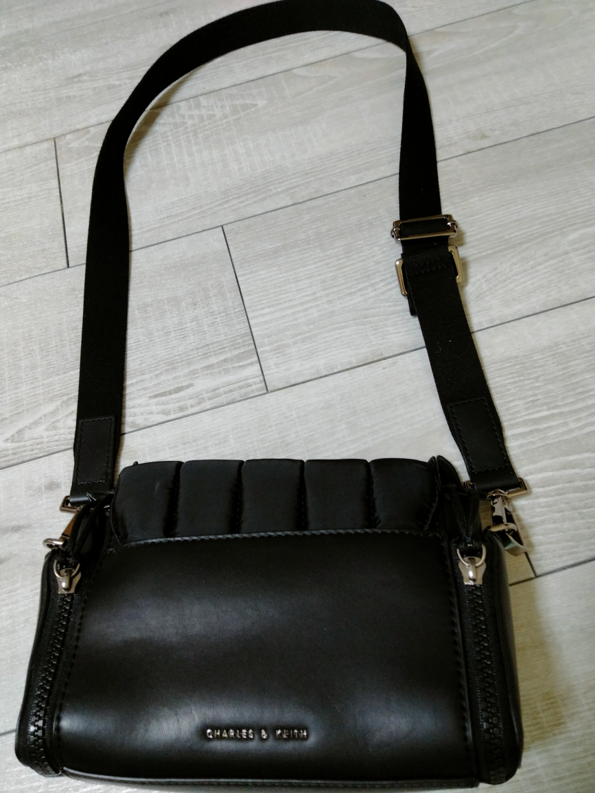 【 CHARLES & KEITH 】ショルダーバッグ