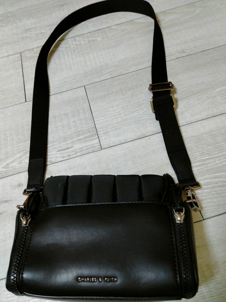 【 CHARLES & KEITH 】ショルダーバッグ