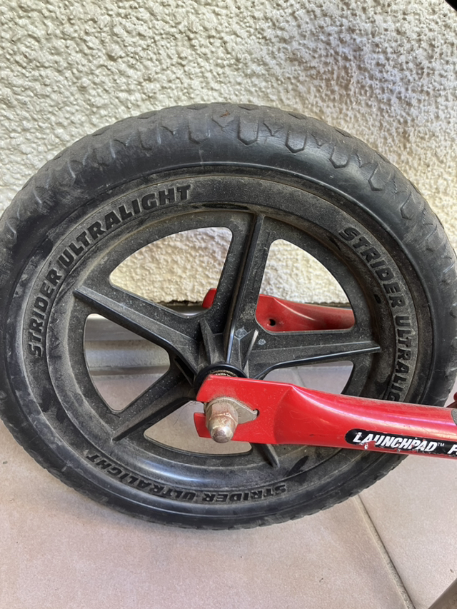 ストライダー 足蹴りバイク 二輪車 赤の写真6枚目