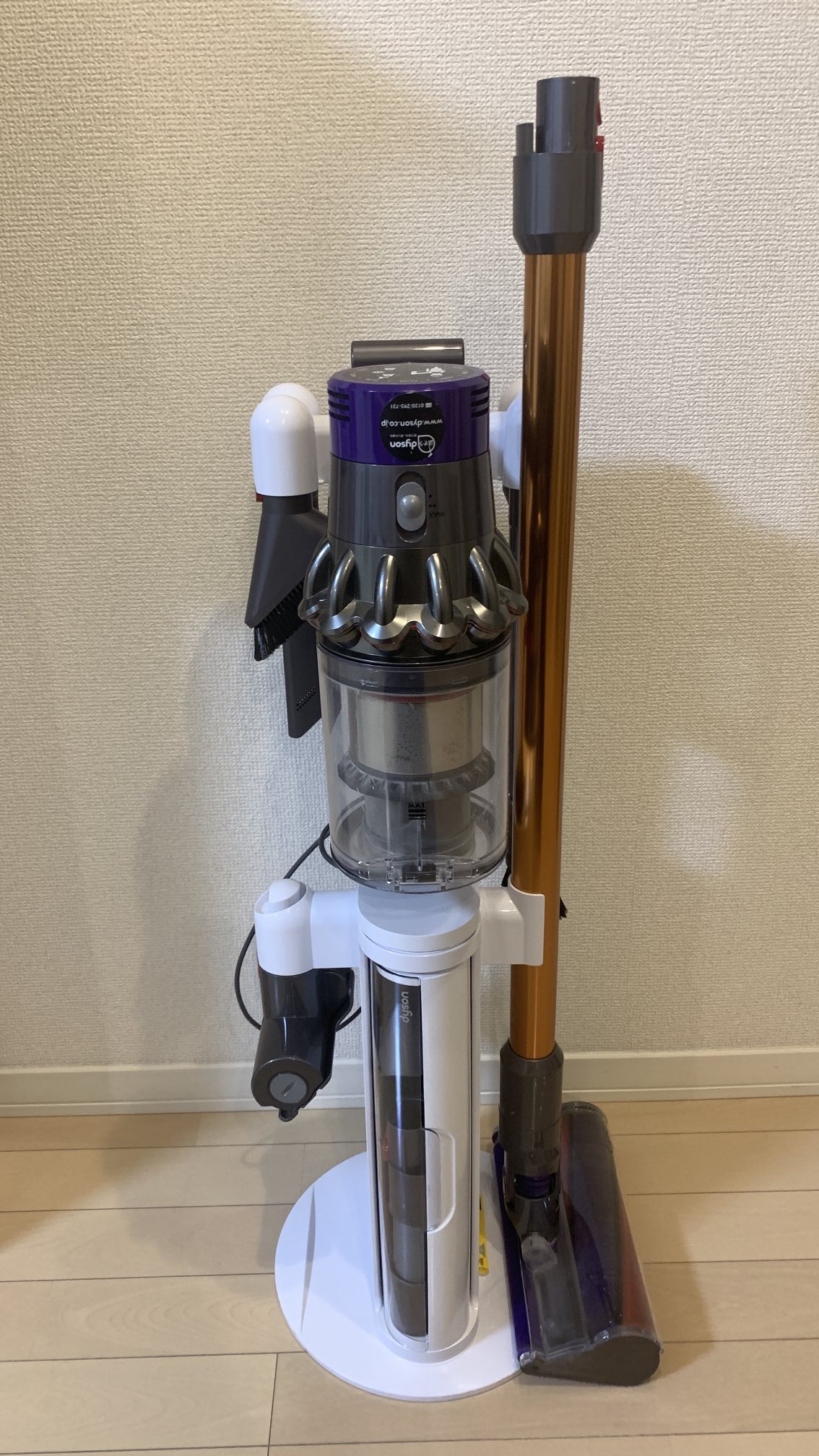 Dyson Cyclone V10 Fluffy SV12 + dock
