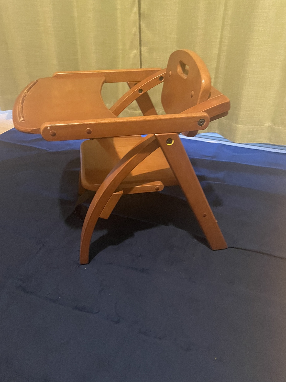 子ども用のテーブル付きの木製椅子(折り畳み可能)