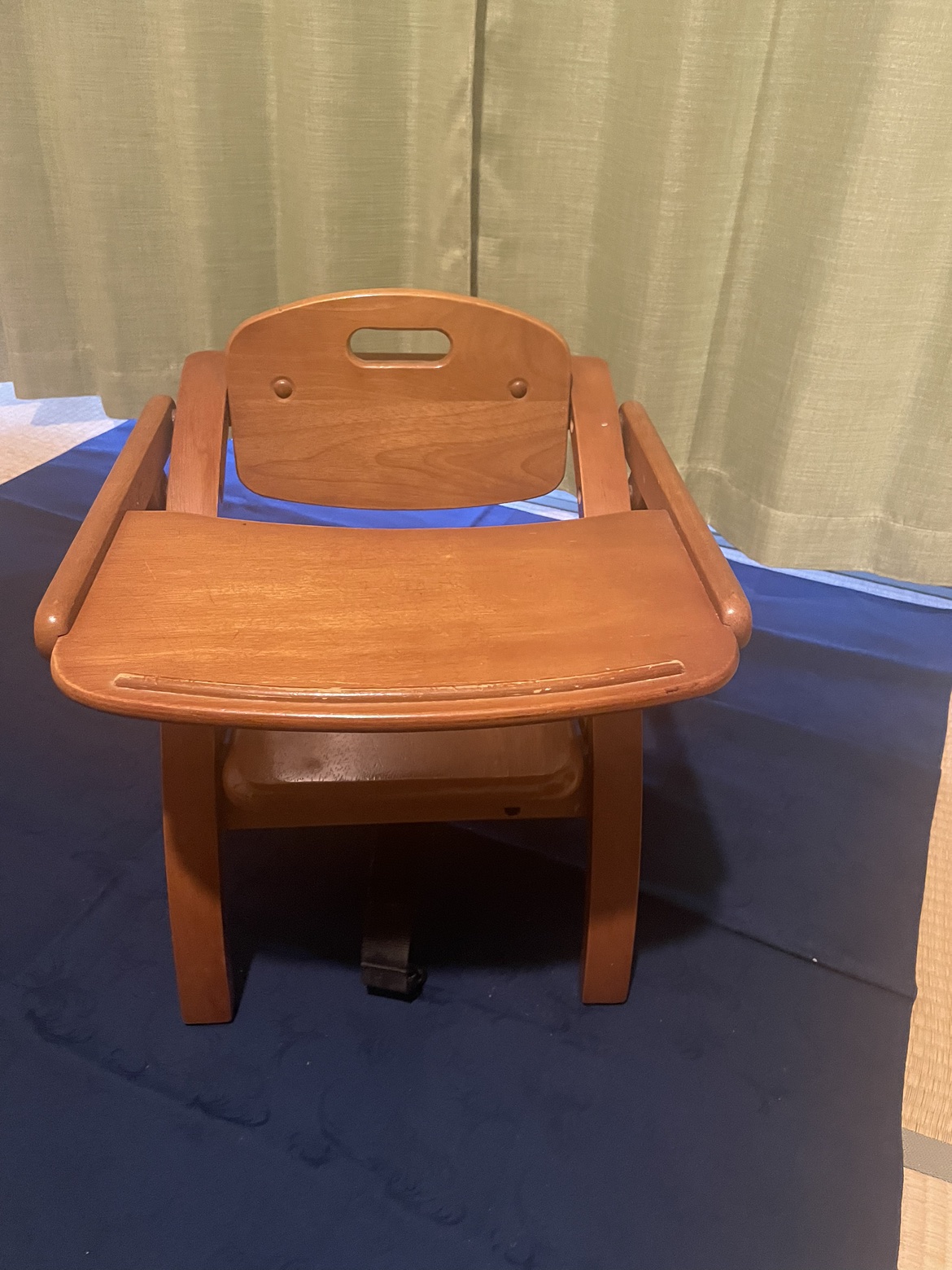 子ども用のテーブル付きの木製椅子(折り畳み可能)の写真2枚目