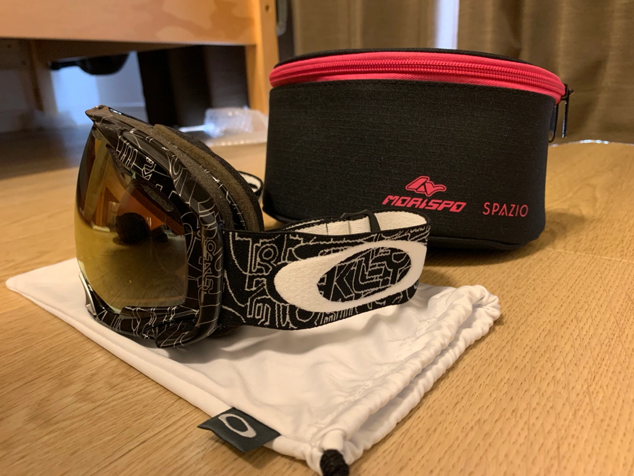 【急募】2/12まで!!! ★1回のみ使用★ほぼ新品未使用★OAKLEY★スノボゴーグル★ケース付き★の写真3枚目