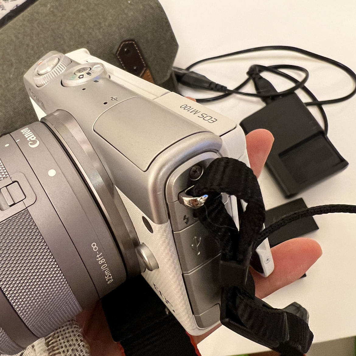 Canon ミラーレス一眼カメラ EOS M100 ダブルレンズキット ホワイト EOSM100WH-WLKの写真4枚目