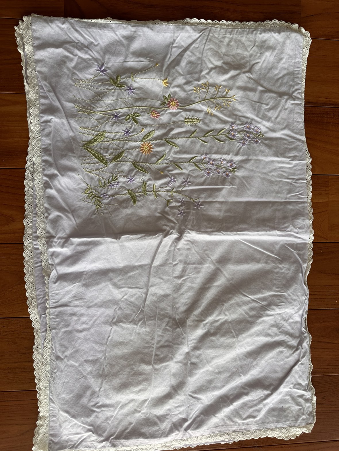 刺繍の枕カバー