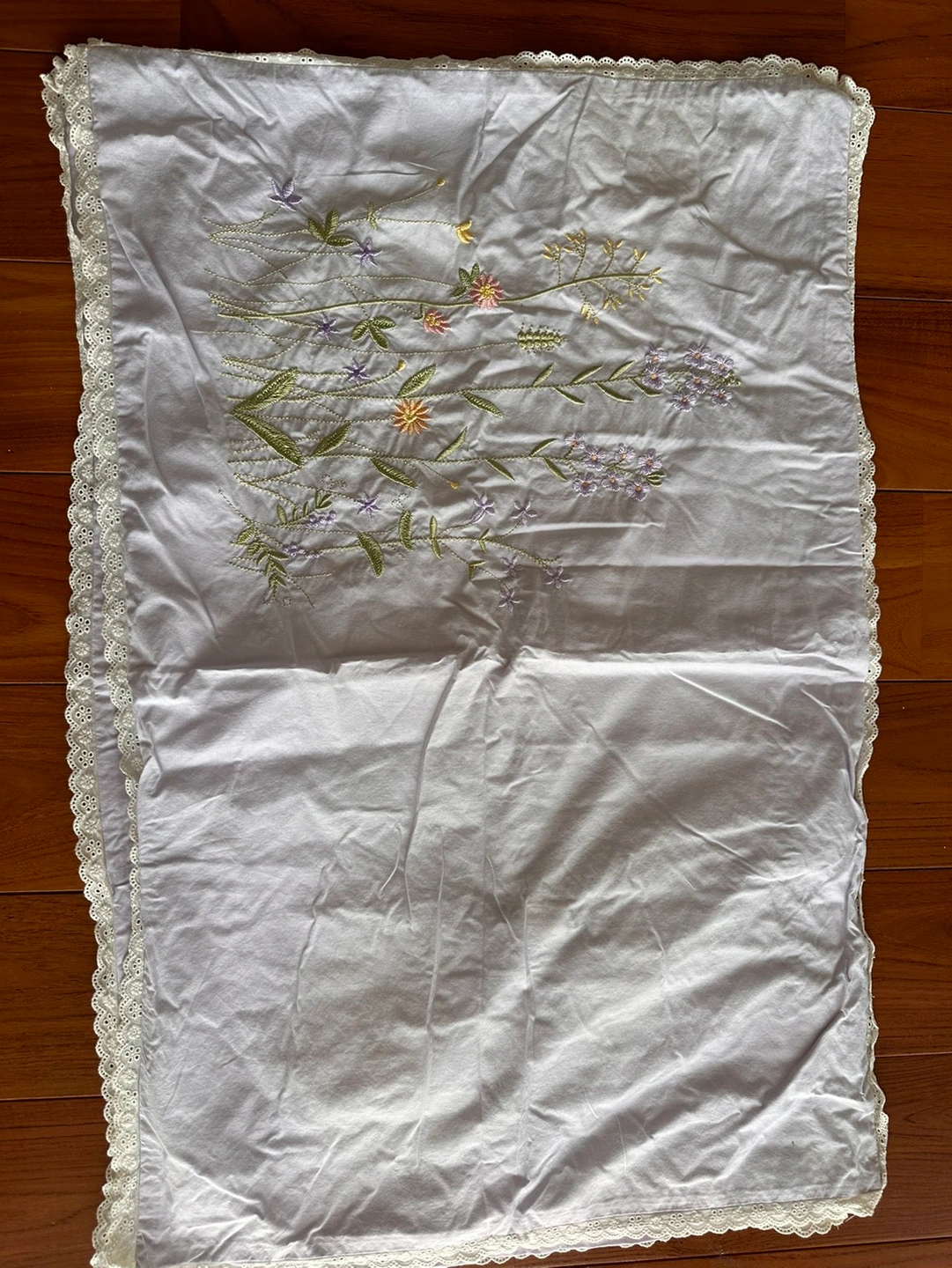 刺繍の枕カバー
