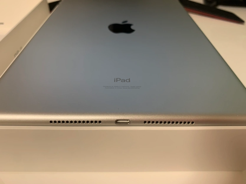 iPad第9世代Wi-Fiモデル(64GB)の写真2枚目