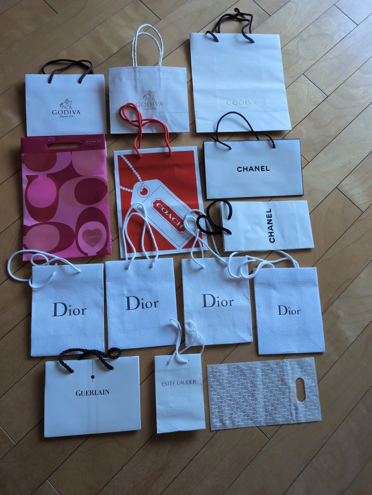 GODIVA、COACH、CHANEL、紙袋