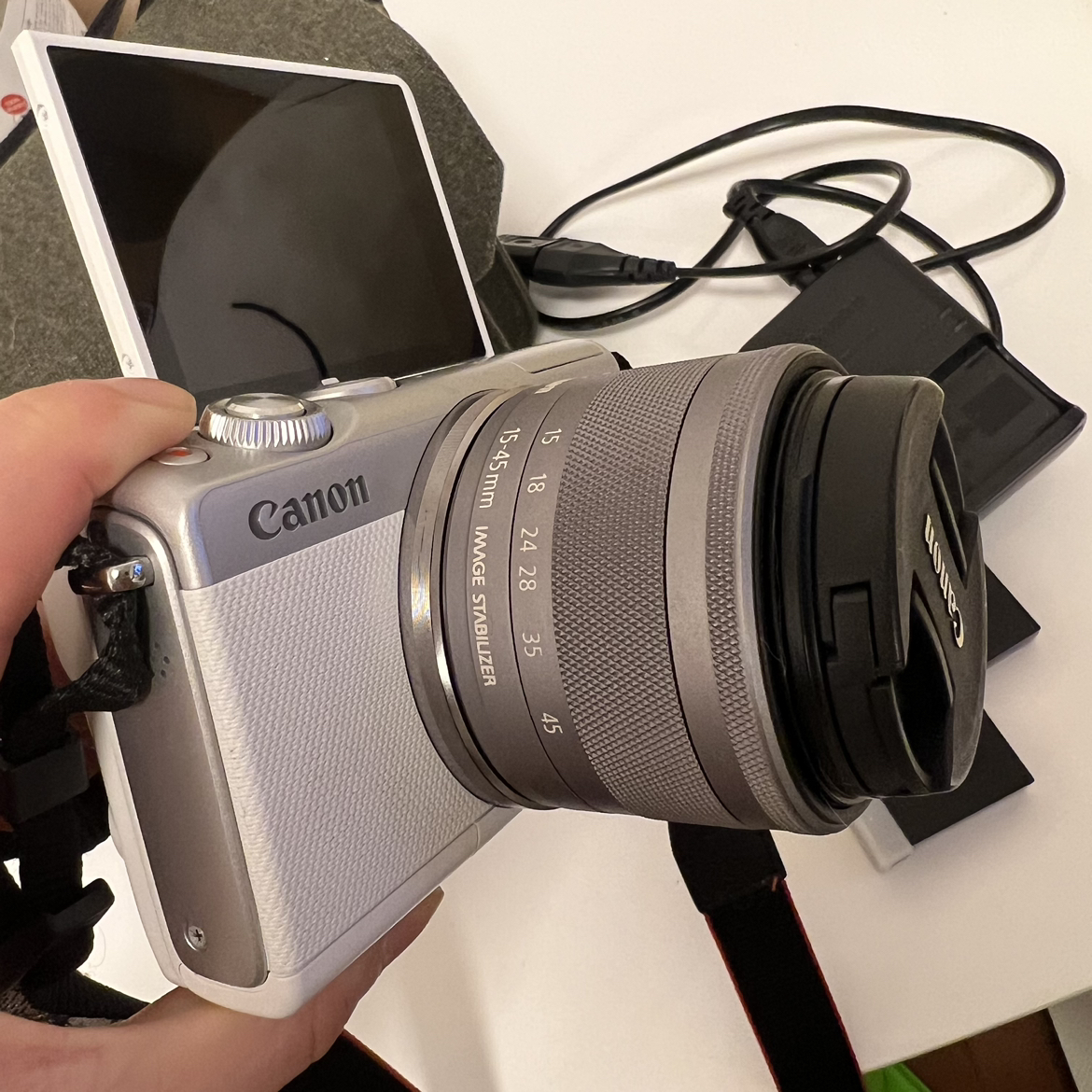 Canon ミラーレス一眼カメラ EOS M100 ダブルレンズキット ホワイト EOSM100WH-WLKの写真3枚目