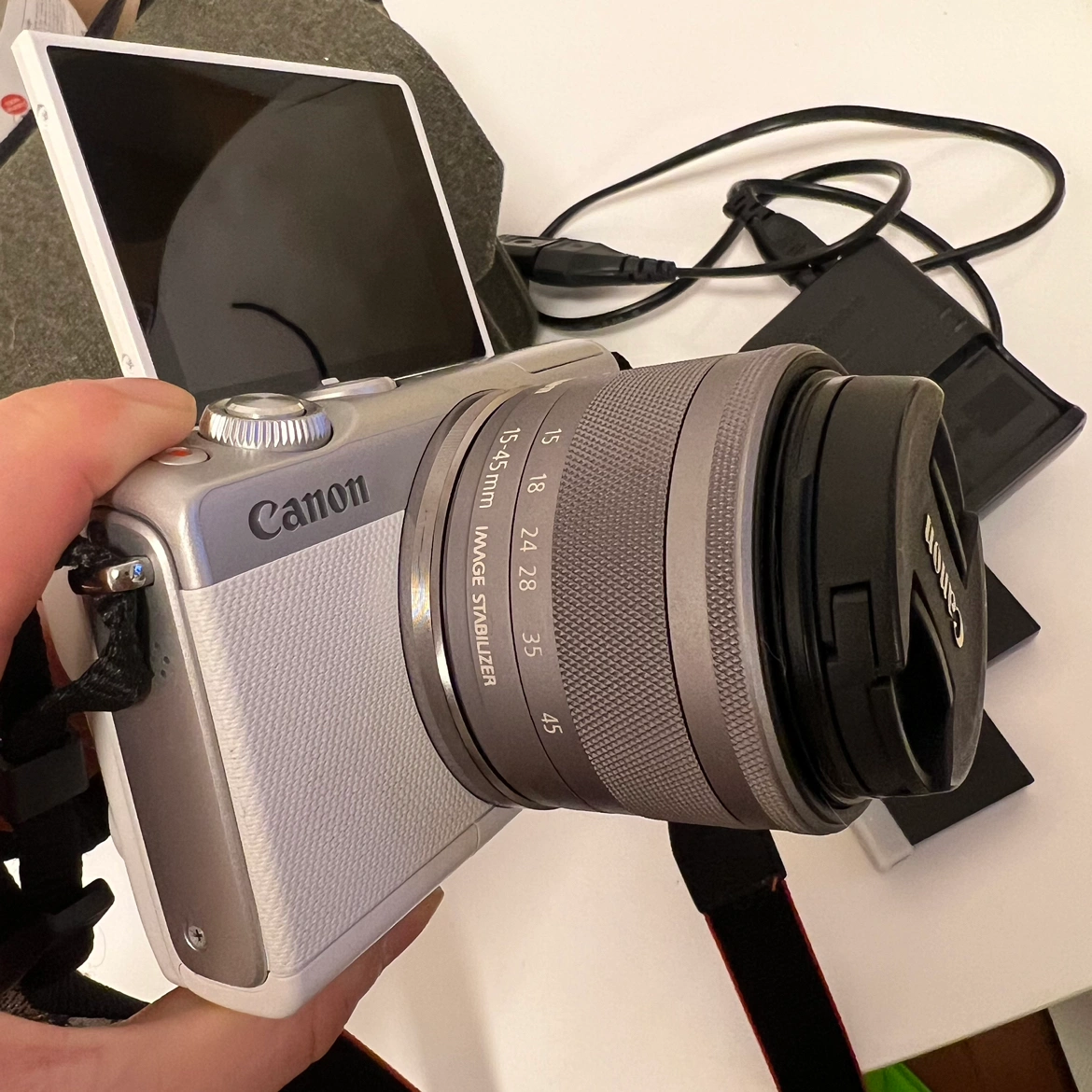 Canon ミラーレス一眼カメラ EOS M100 ダブルレンズキット ホワイト EOSM100WH-WLKの写真3枚目