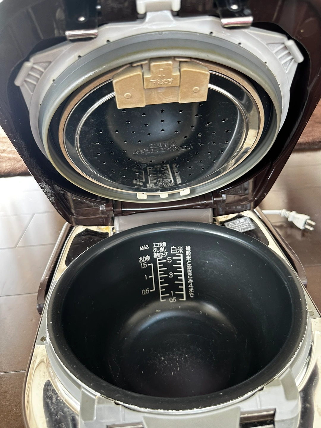 象印圧力式炊飯器 極め羽釜炊き 5.5合炊きの写真3枚目