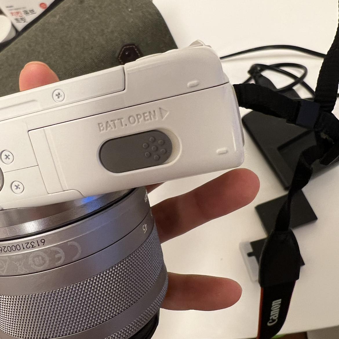 Canon ミラーレス一眼カメラ EOS M100 ダブルレンズキット ホワイト EOSM100WH-WLKの写真5枚目