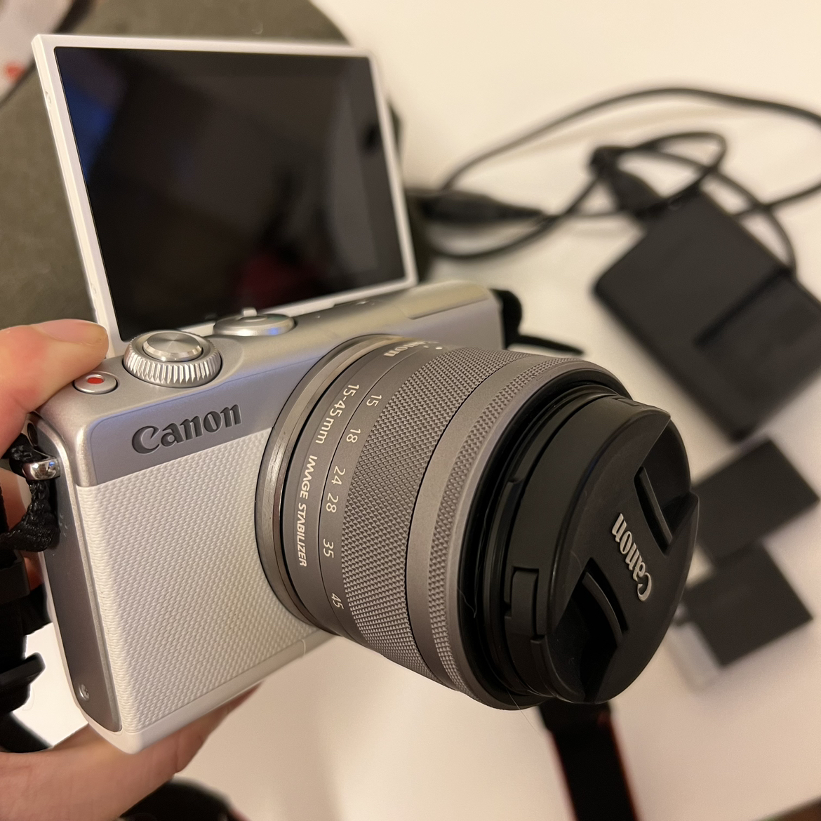Canon ミラーレス一眼カメラ EOS M100 ダブルレンズキット ホワイト EOSM100WH-WLKの写真2枚目